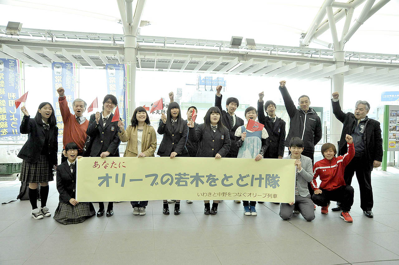 4月16日朝8時、いわき駅に「オリーブの若木をとどけ隊」が集結