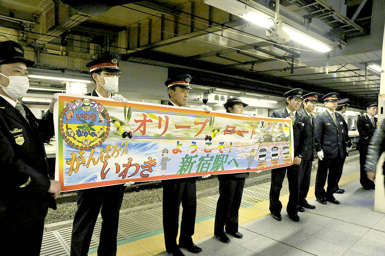 午後1:35到着の新宿駅ホームではこの日のために用意してくれた横断幕を持って出迎えてくれました