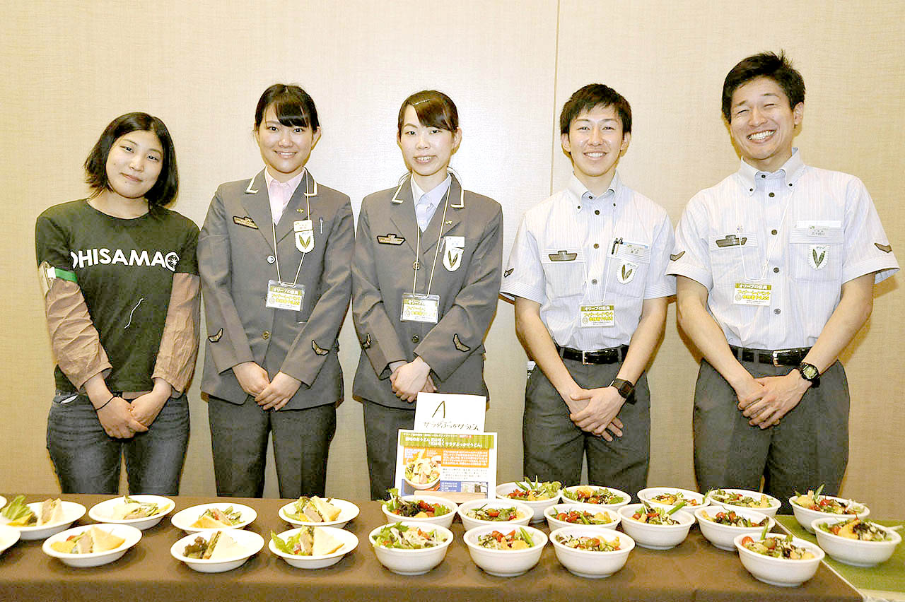 中野駅の駅員さんが会場でお手伝い