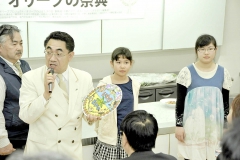 いわきの中学生・飯田さん（右）とオリーブのはばたきの会の小学生にヘッドマー クのレプリカ贈呈　