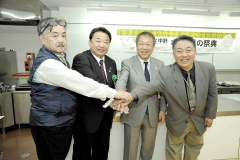 （左から）松﨑さん、清水・いわき市長、田中・中野区長、藤原