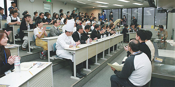 ▲織田調理師専門学校（逸品グランプリ審査風景）