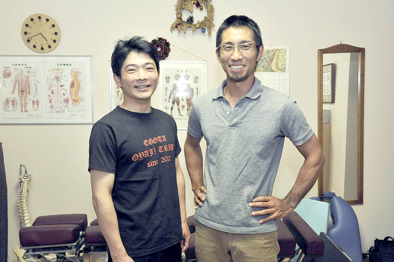 ▲施術後、スッキリした表情の桝田さん（左）と泉水先生。「実は、肩や太ももの辺りをさわられると、くすぐったくて笑っちゃうんです。くすぐったいと意識せず、リラックスして施術してもらえるから自分に合ってますね」とニッコリ