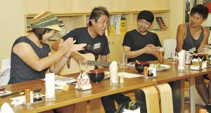 ▲秋田さんのギター演奏に大喝采！ 右は野原さんと平川さん。手前は渡部さん