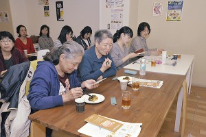 ▲セミナーの後は家庭で作れる薬膳料理の試食を。レシピも配布